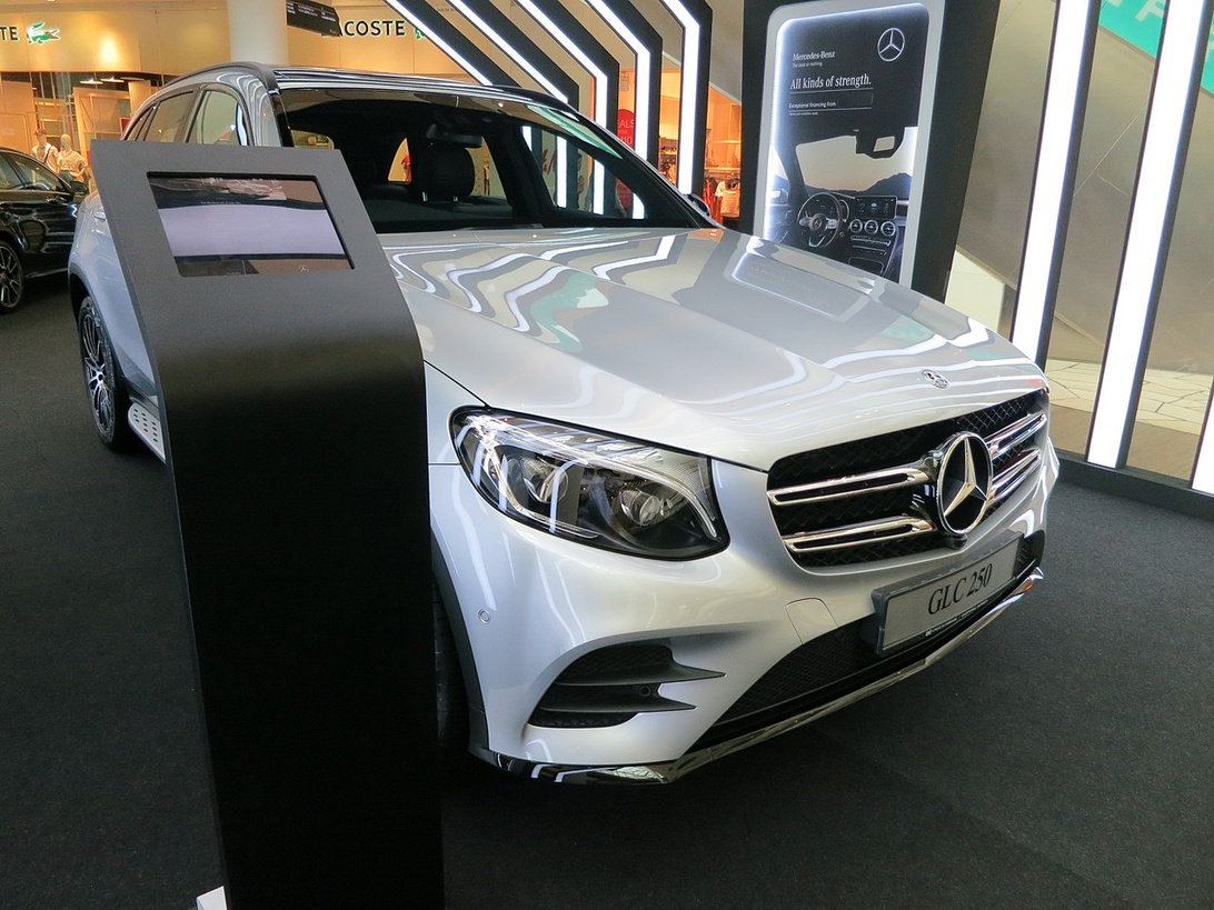 En vit Mercedes-Benz GLC SUV i en ljus och modern bilhall.
